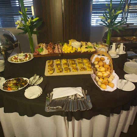 Regal Pacific Puerto Madero Hotell Buenos Aires Eksteriør bilde A buffet table