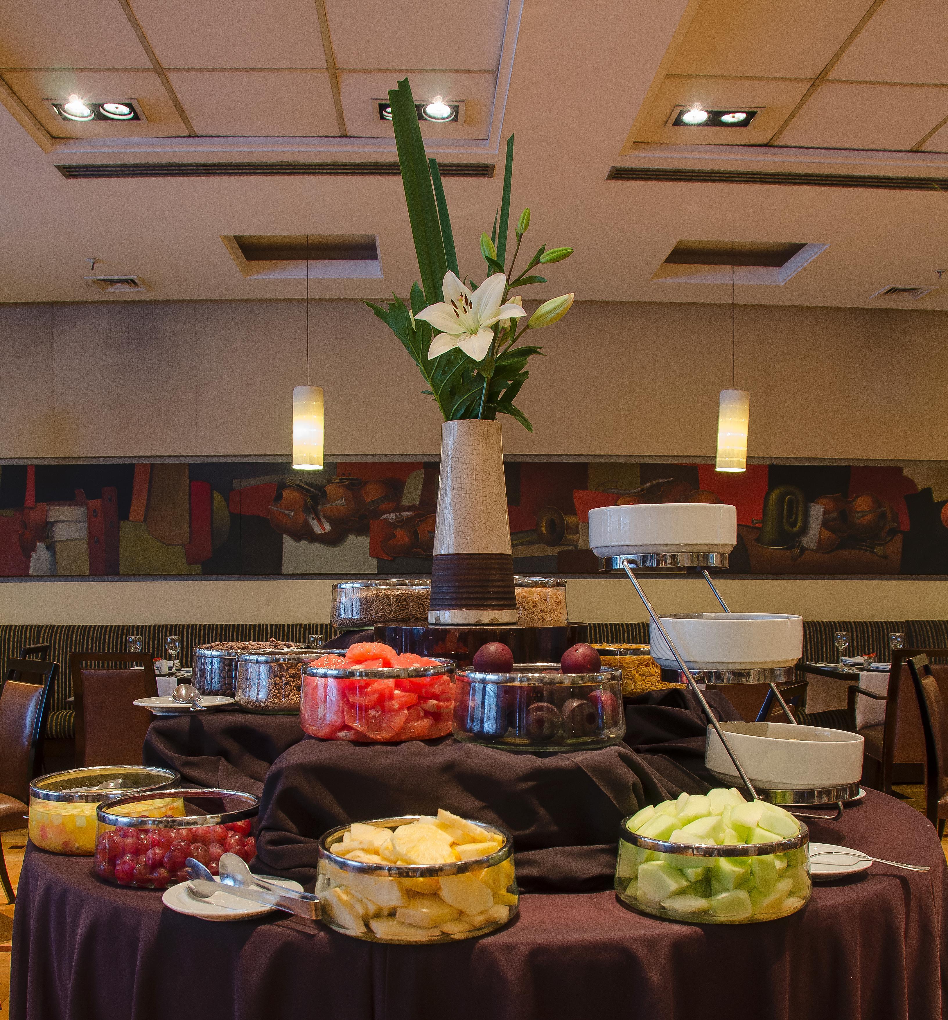 Regal Pacific Puerto Madero Hotell Buenos Aires Eksteriør bilde A fruit salad buffet