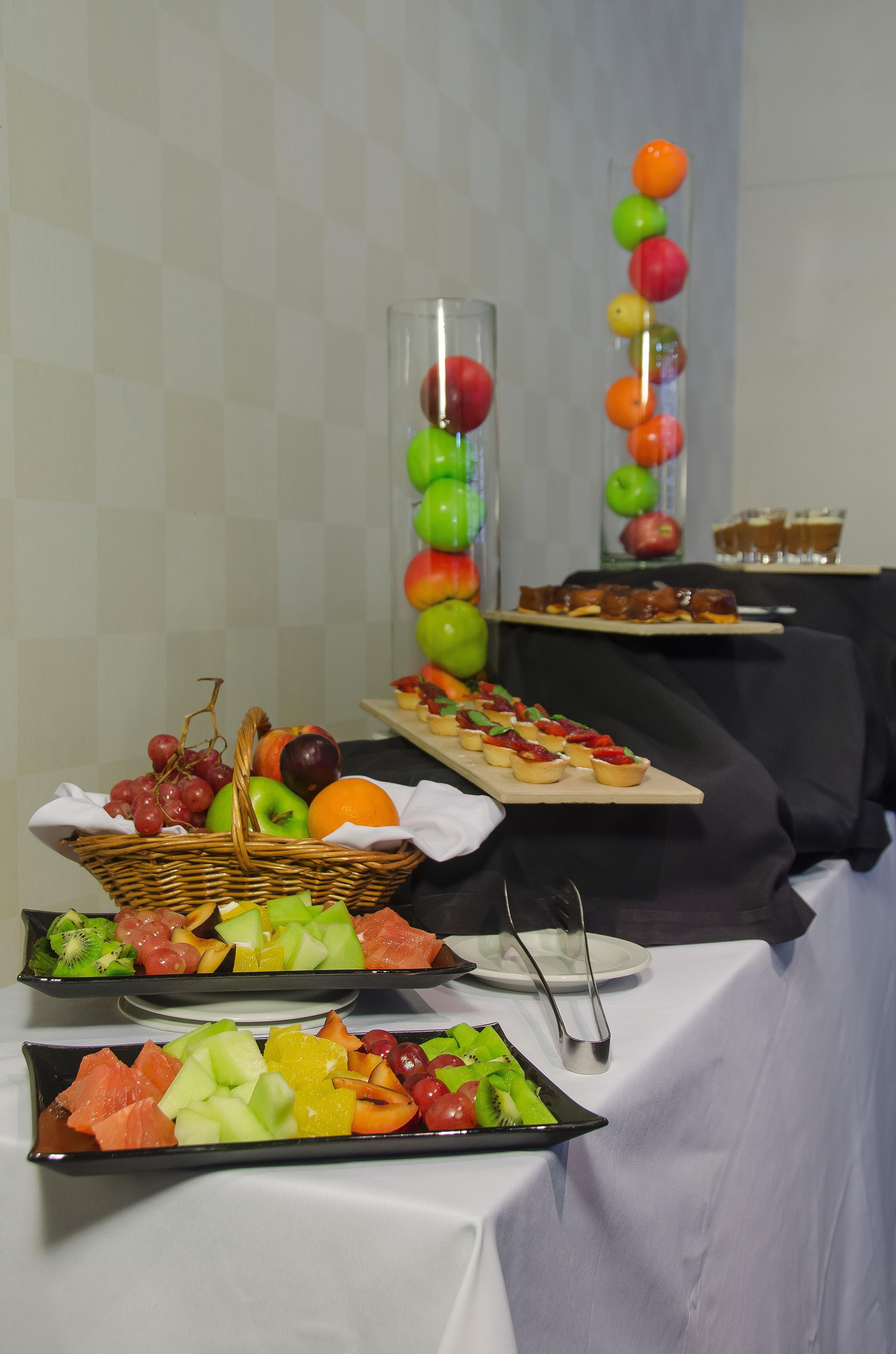 Regal Pacific Puerto Madero Hotell Buenos Aires Eksteriør bilde Fruit and hors d'oeuvres at a party