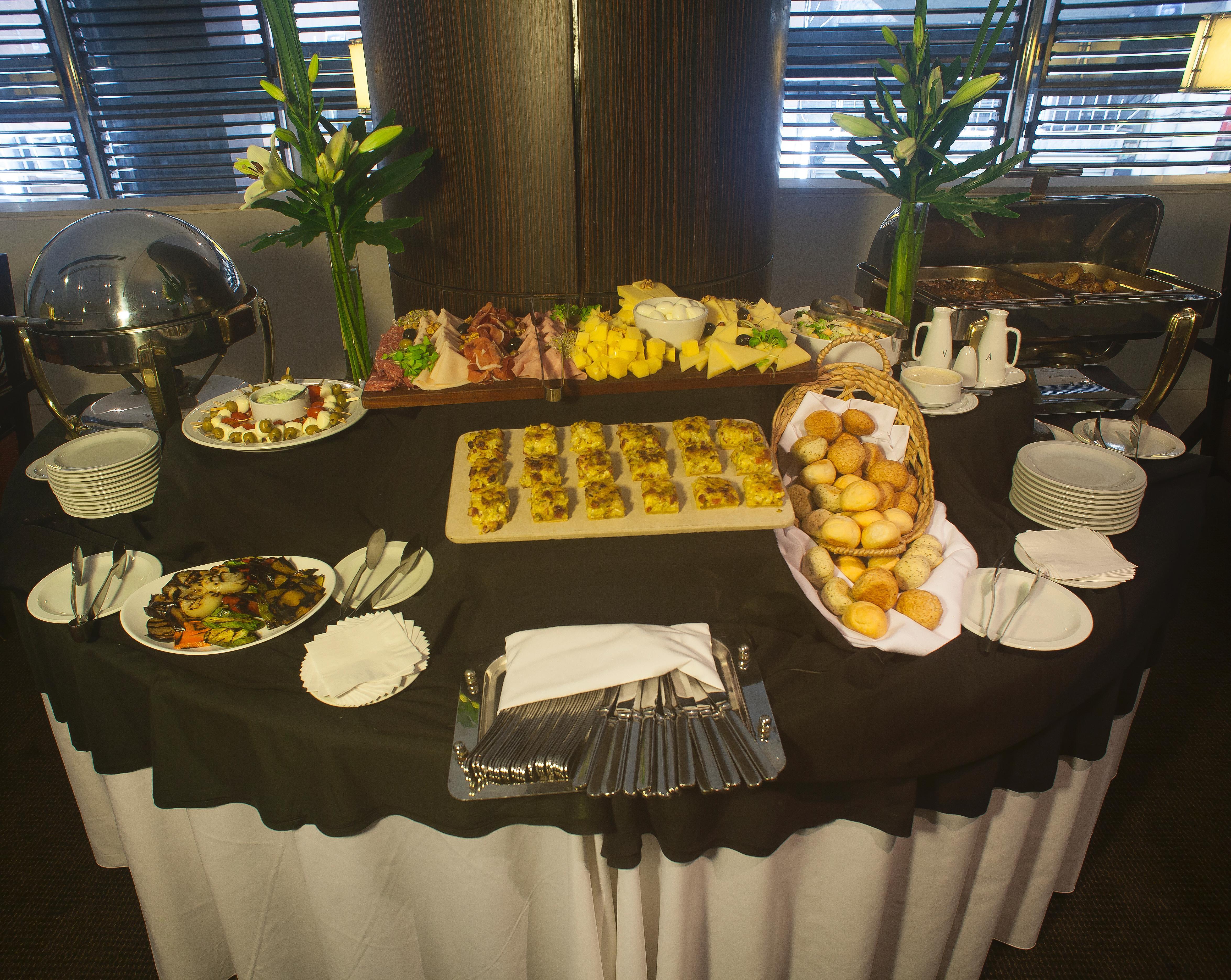Regal Pacific Puerto Madero Hotell Buenos Aires Eksteriør bilde A buffet table