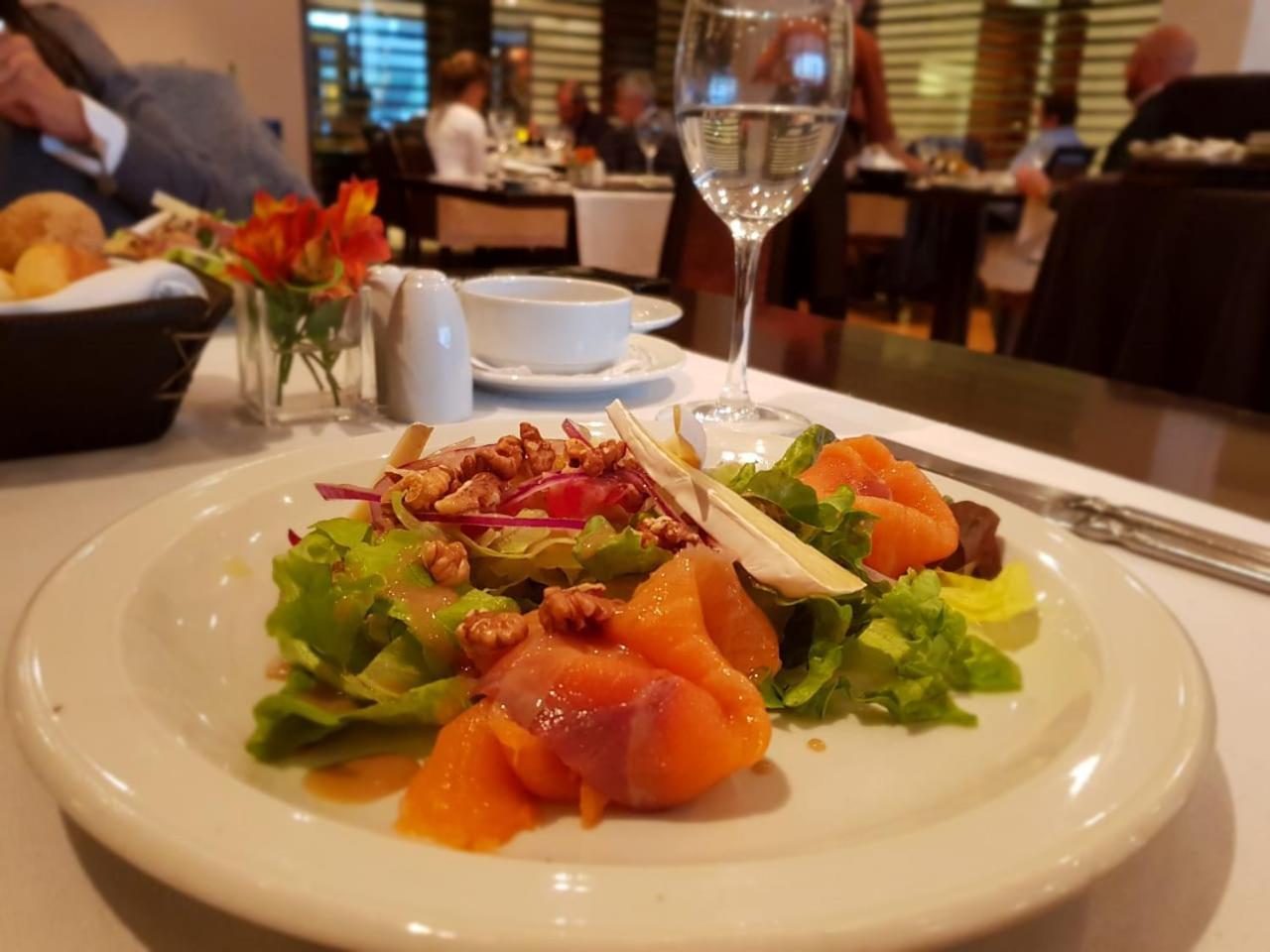 Regal Pacific Puerto Madero Hotell Buenos Aires Eksteriør bilde A salad at the restaurant