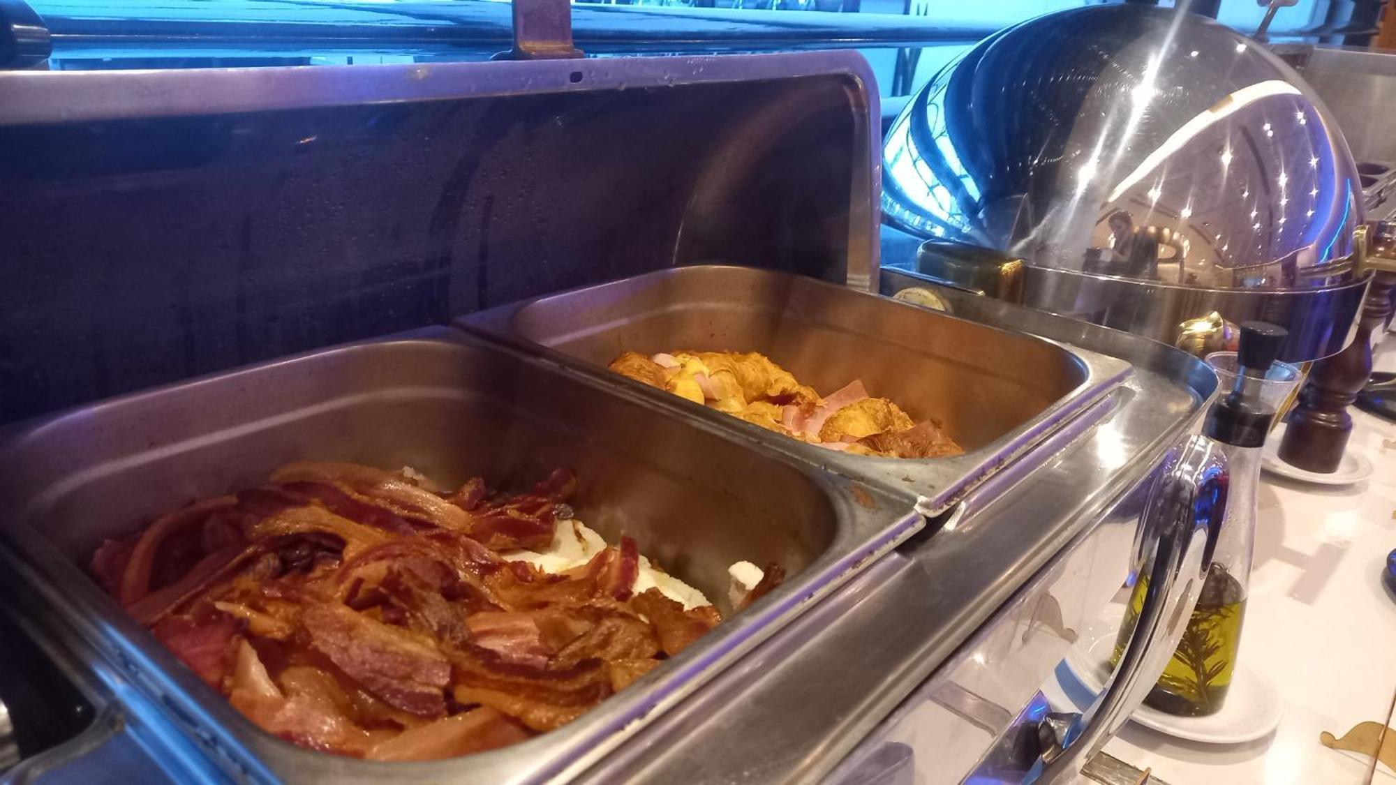 Regal Pacific Puerto Madero Hotell Buenos Aires Eksteriør bilde Bacon and sausages at a buffet