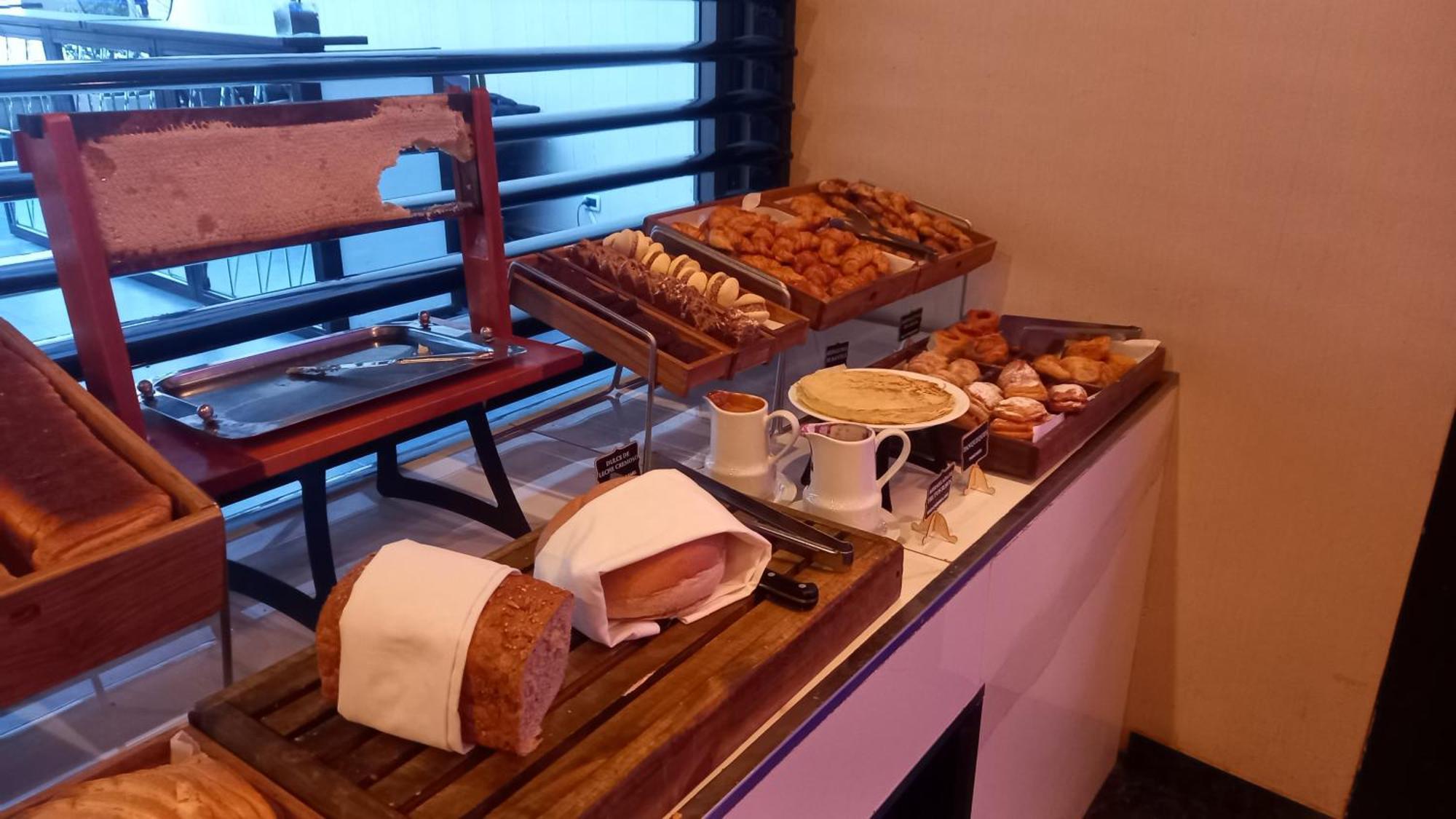Regal Pacific Puerto Madero Hotell Buenos Aires Eksteriør bilde A selection of bread and pastries at a buffet