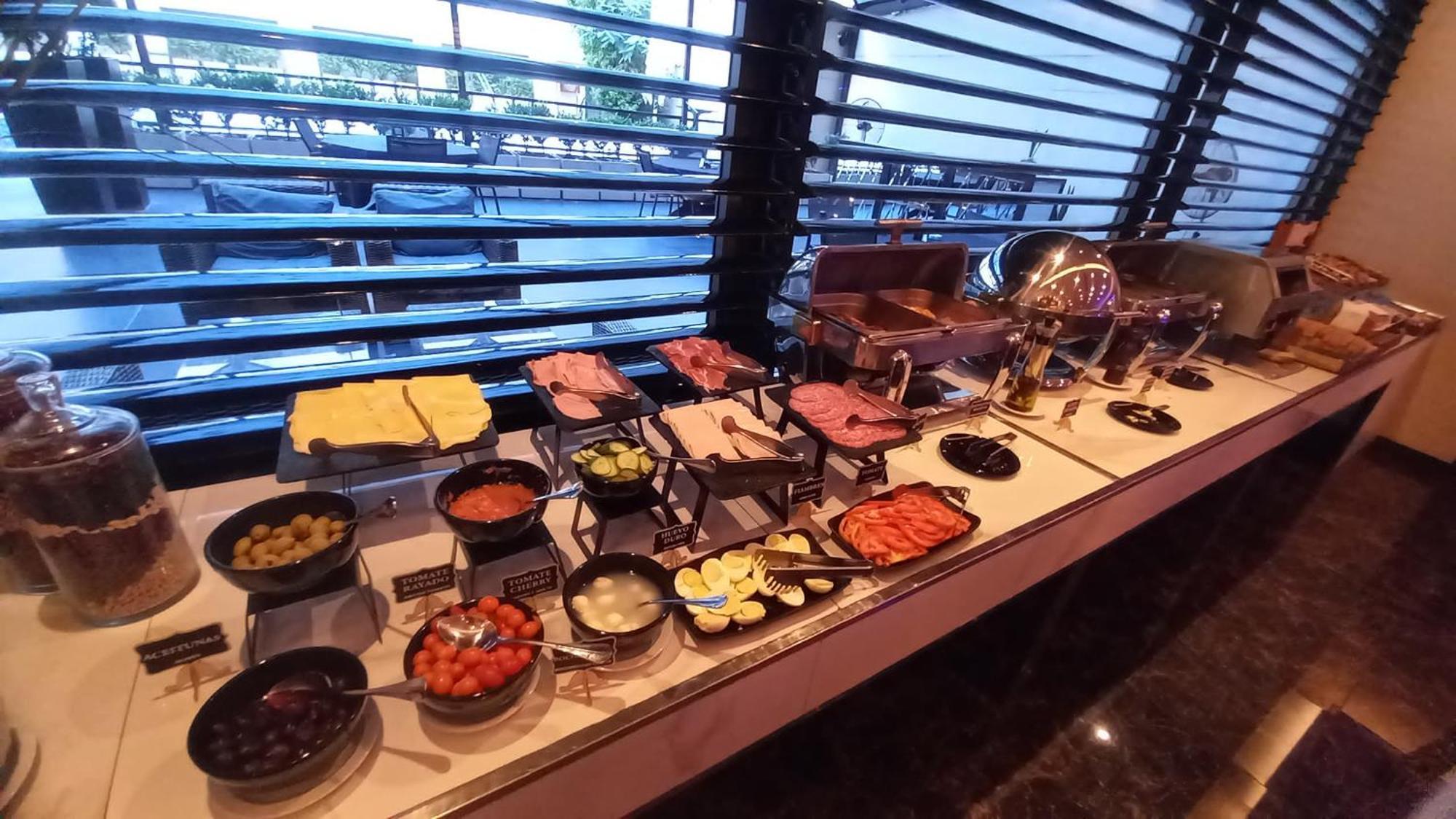 Regal Pacific Puerto Madero Hotell Buenos Aires Eksteriør bilde A buffet at a hotel