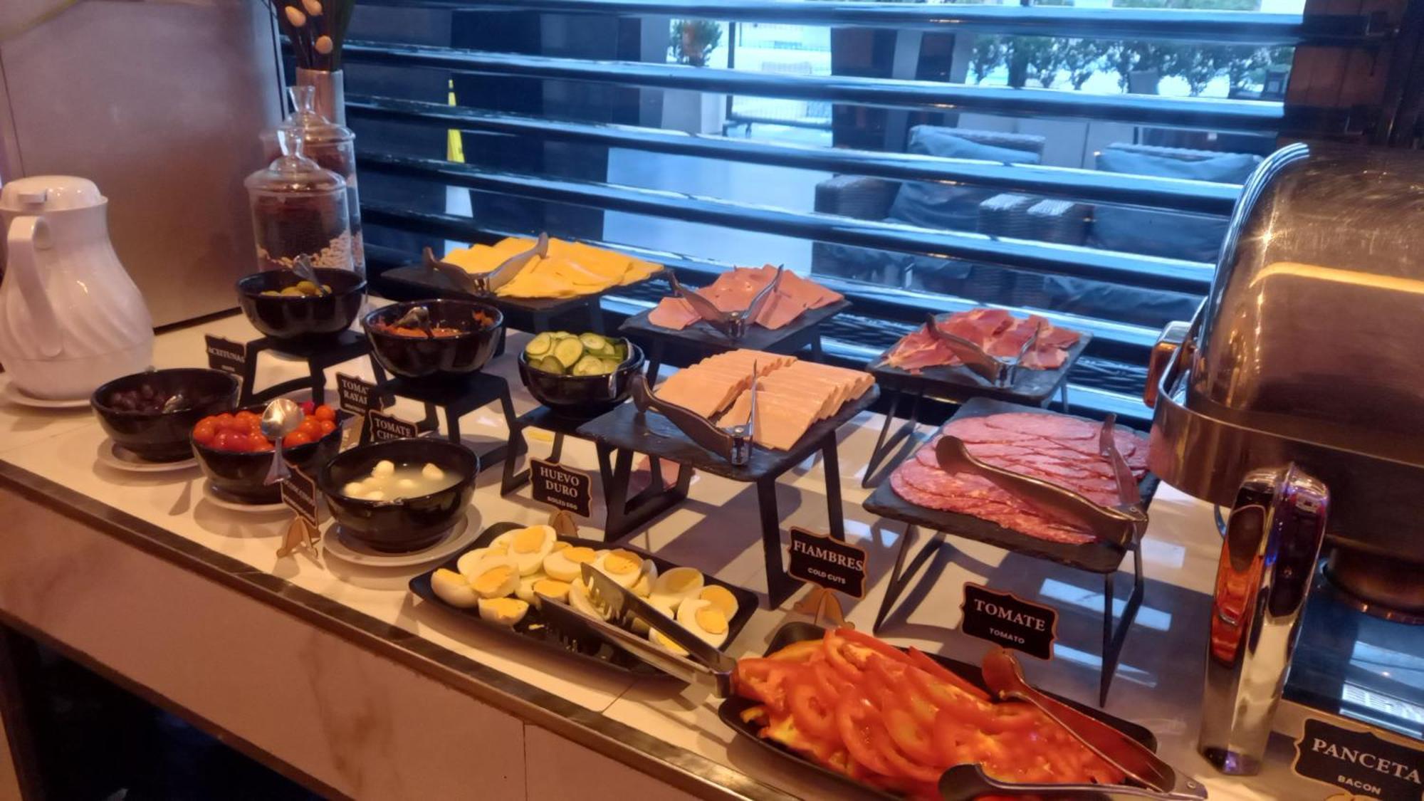 Regal Pacific Puerto Madero Hotell Buenos Aires Eksteriør bilde A buffet at a hotel