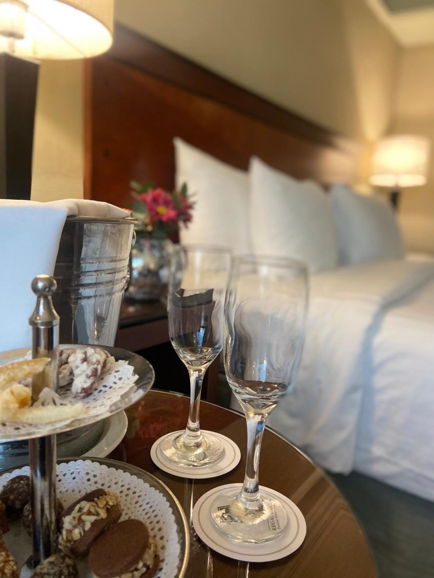 Regal Pacific Puerto Madero Hotell Buenos Aires Eksteriør bilde Champagne in a hotel room