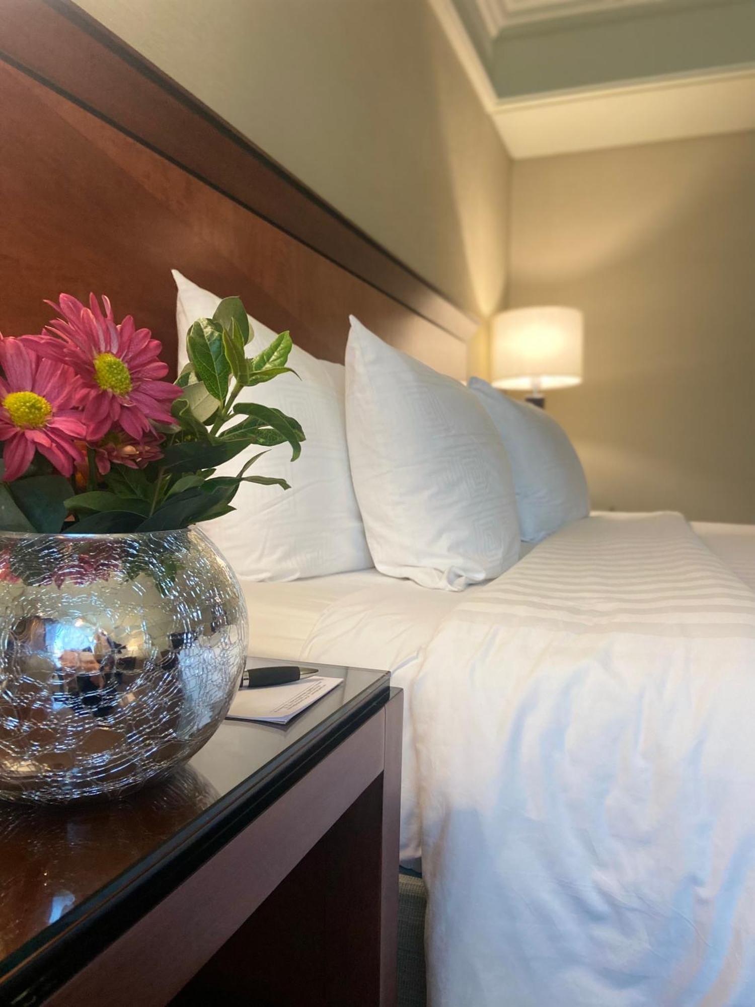 Regal Pacific Puerto Madero Hotell Buenos Aires Eksteriør bilde A bed at the Hilton Garden Inn