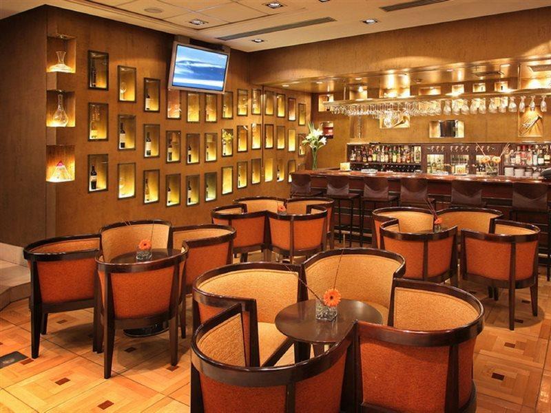 Regal Pacific Puerto Madero Hotell Buenos Aires Eksteriør bilde The bar at the Hong Kong International Financial Centre lounge